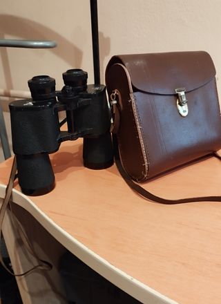 Prismáticos negros con funda de cuero
