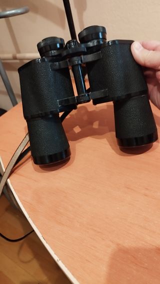 Prismáticos negros con funda de cuero