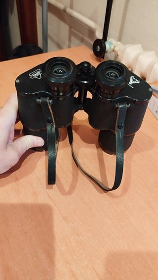 Prismáticos negros con funda de cuero