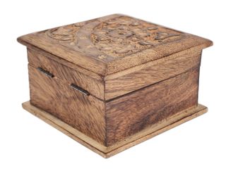 Caja joyero artesanal de madera tallada
