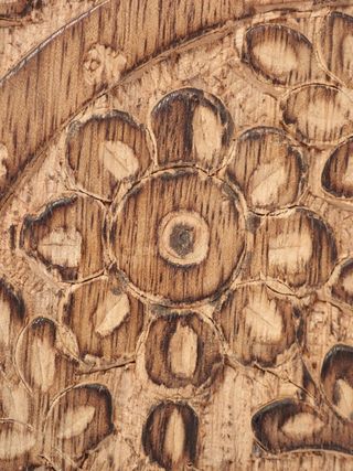 Caja joyero artesanal de madera tallada