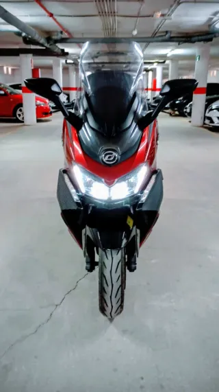 Daelim XQ2 Maxiscooter Roja