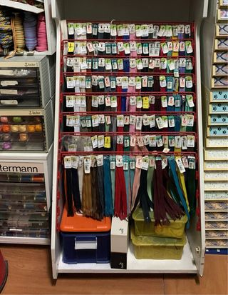 Mueble expositor cremalleras