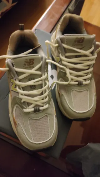 Zapatillas New Balance Running Beige. Nuevas