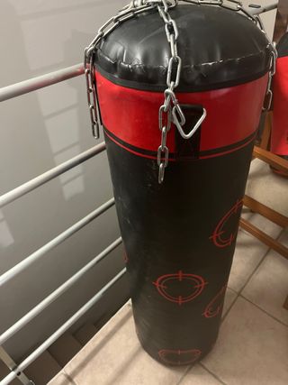 Saco de boxeo con cadenas