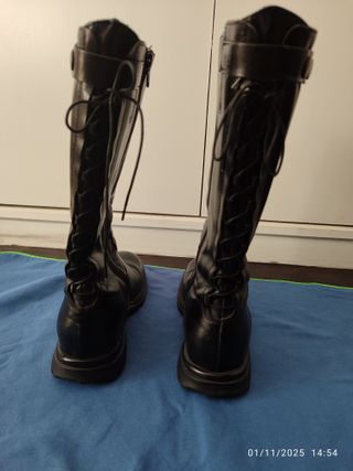 Stivali in pelle neri con stringa