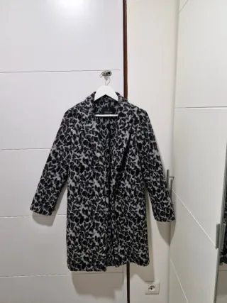 Abrigo estampado animal print Stradivarius