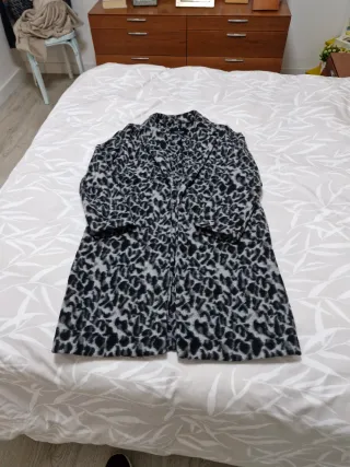 Abrigo estampado animal print Stradivarius