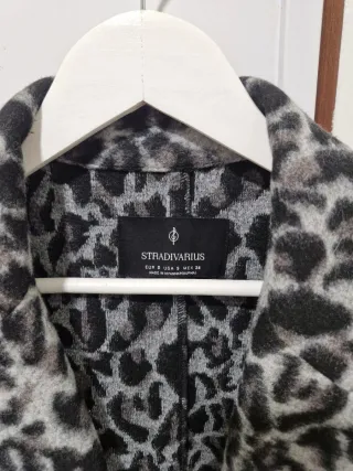 Abrigo estampado animal print Stradivarius