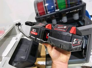 Soporte para 4 baterías Milwaukee M18