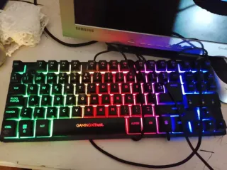 Ordenador hp con teclado gamer y auriculares game