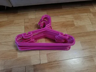 Lote 19 perchas de plástico rosa 29 cm