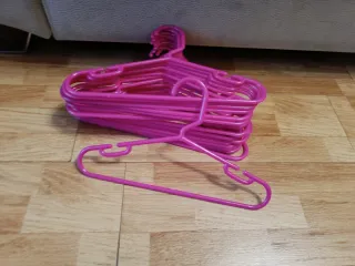 Lote 19 perchas de plástico rosa 29 cm