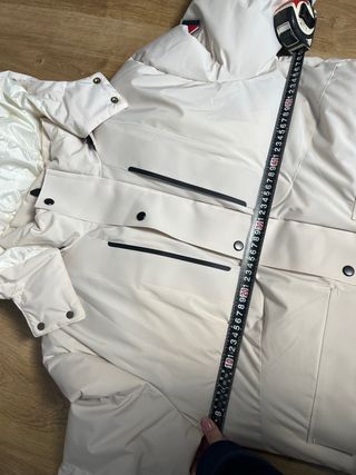 Chaqueta acolchada blanca con capucha