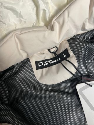 Chaqueta acolchada blanca con capucha