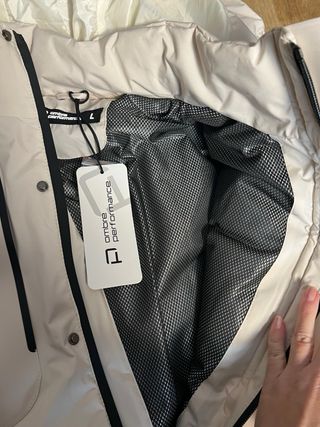 Chaqueta acolchada blanca con capucha