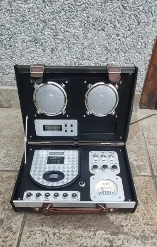 MALETIN COMPACT DISK-RADIO-RELOJ TRAVEL SUITC