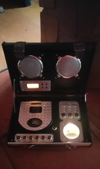 MALETIN COMPACT DISK-RADIO-RELOJ TRAVEL SUITC