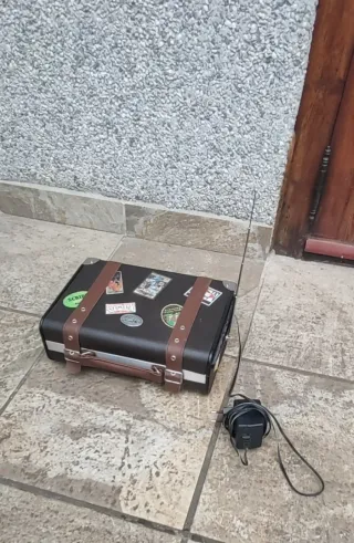 MALETIN COMPACT DISK-RADIO-RELOJ TRAVEL SUITC