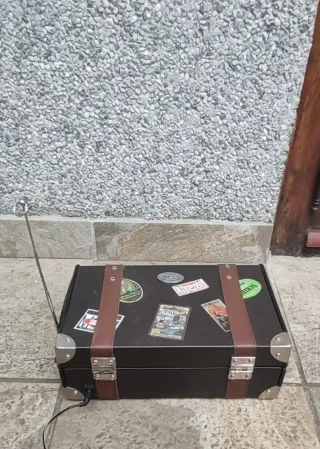 MALETIN COMPACT DISK-RADIO-RELOJ TRAVEL SUITC