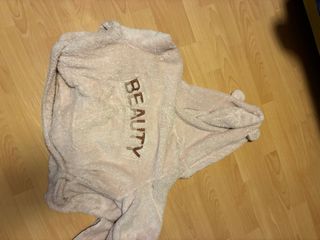 Bata de casa rosa con capucha y bolsillos.