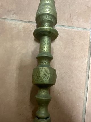 Candelabro de latón con grabados