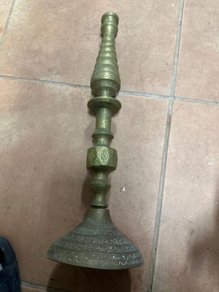 Candelabro de latón con grabados