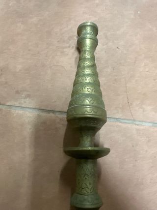 Candelabro de latón con grabados
