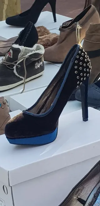 Zapatos de tacón negros y azules