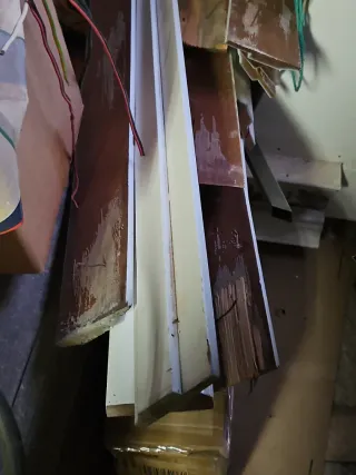 Puerta blanca interior con molduras