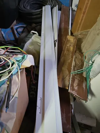 Puerta blanca interior con molduras