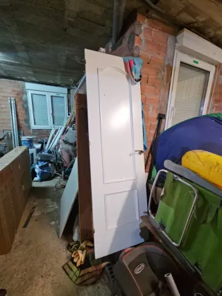 Puerta blanca interior con molduras