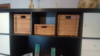 Estantería con cajones y cestas mas mesa y sillas