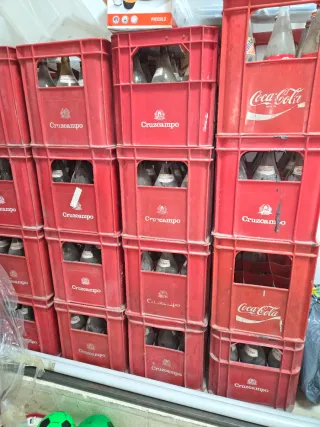Cajas y botellas antiguas Cruzcampo Coca-Cola