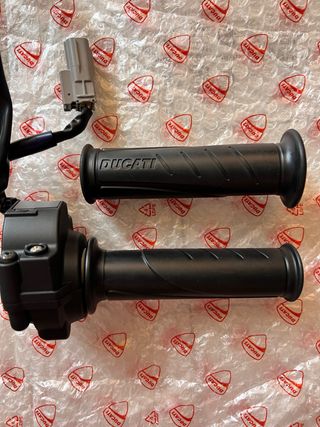 Puños Ducati Monster 937 Nuevos Originales