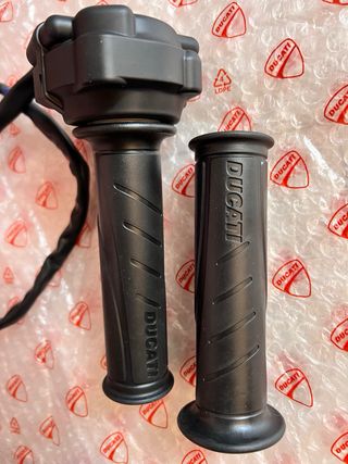Puños Ducati Monster 937 Nuevos Originales