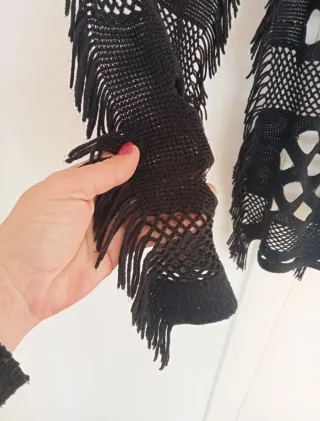 Bufanda negra con flecos y calados