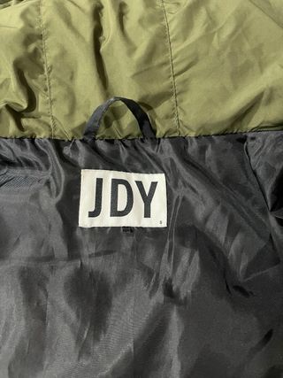 Abrigo verde plumífero con capucha