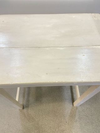 Mesa auxiliar de madera blanca