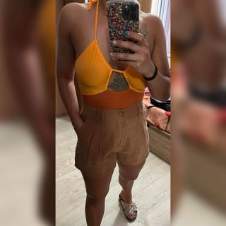 Bodie naranja básico con aberturas.