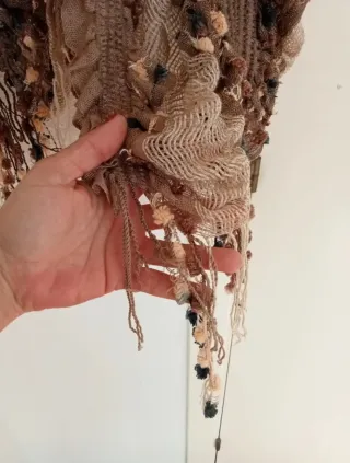 Pañuelo bufanda beige y marrón con flecos