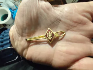 Pisacorbatas dorado con esmalte rojo y águila