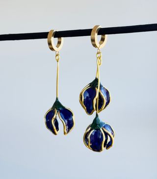 Pendientes largos dorados flor azul