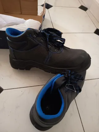 Zapatos seguridad puntera hierro T44