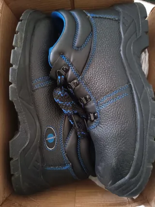 Zapatos seguridad puntera hierro T44