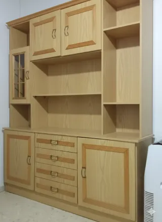 Armario de madera con vitrina y cajones