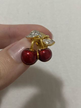Pin de cereza y brillantes, no se la marca