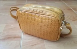 Bolso impermeable acharolado  Color mostaza  NUEVO