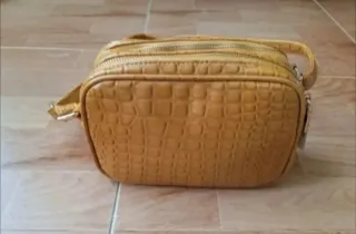 Bolso impermeable acharolado  Color mostaza  NUEVO