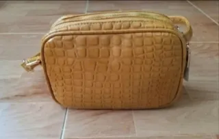 Bolso impermeable acharolado  Color mostaza  NUEVO